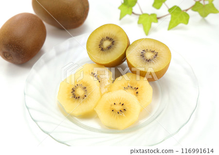 Cut gold kiwi fruit 116991614