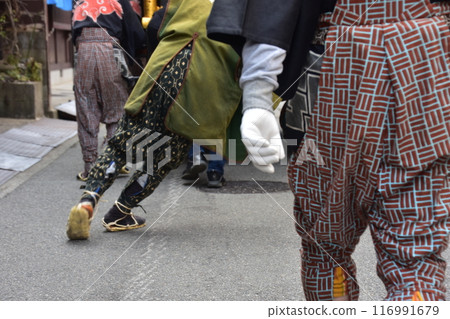 日本岐阜縣高山市,春季高山祭,男人們抬著叫做花車的花車,穿著法衣和草鞋 日本岐阜縣高山市,春季高山祭,男人們抬著叫做花車的花車,穿著法衣和草鞋 116991679