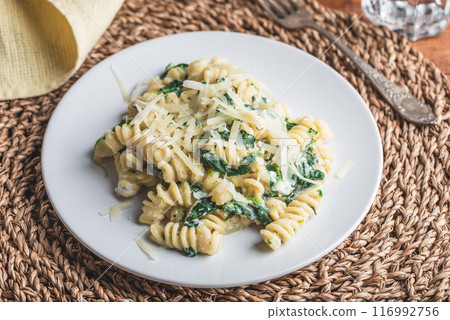 Creamy Pasta with Spinach and Ricotta 116992756
