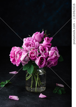 Bouquet of pink garden roses 116992816