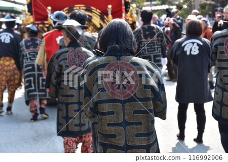 Takayama City, Gifu Prefecture, Japan, Spring Takayama Festival, Gorgeous floats and a woman playing a bamboo flute, wearing a happi coat, back view Takayama City, Gifu Prefecture, Japan, Spring Takayama Festival, Gorgeous floats and a woman playing a bamboo flute, wearing a happi coat, back view 116992906