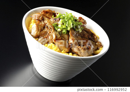木地燒丼、烤雞肉串丼、親子丼在黑色背景下拍攝 116992952
