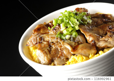 木地燒丼、烤雞肉串丼、親子丼在黑色背景下拍攝 116992961