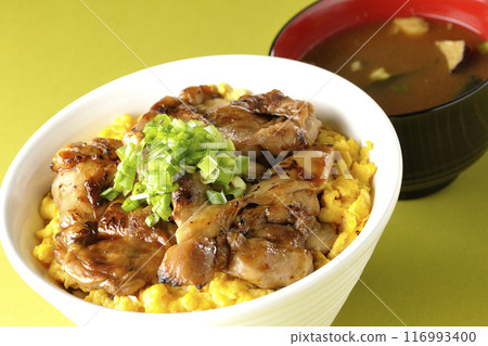 木治燒蓋飯、烤雞肉串蓋飯、親子蓋飯、味噌湯 116993400