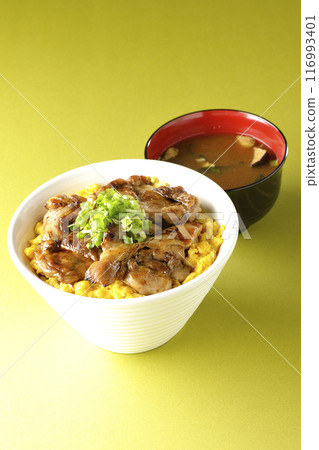 木治燒蓋飯、烤雞肉串蓋飯、親子蓋飯、味噌湯 116993401