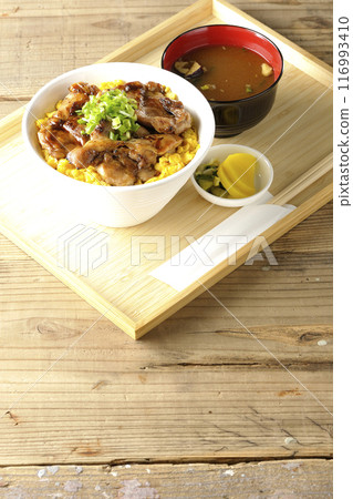 木治燒蓋飯、烤雞肉串蓋飯、親子蓋飯、味噌湯 木治燒蓋飯、烤雞肉串蓋飯、親子蓋飯、味噌湯 116993410