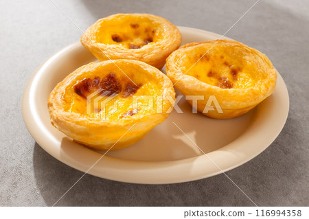 Portuguese style sweet egg tarts 116994358
