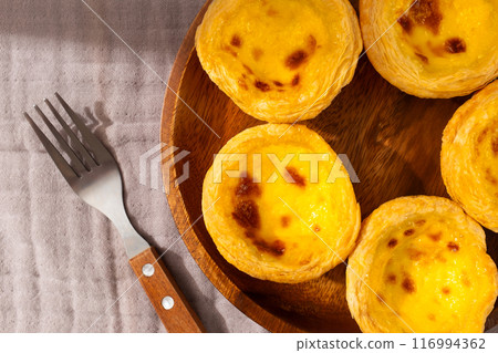 Portuguese style sweet egg tarts 116994362