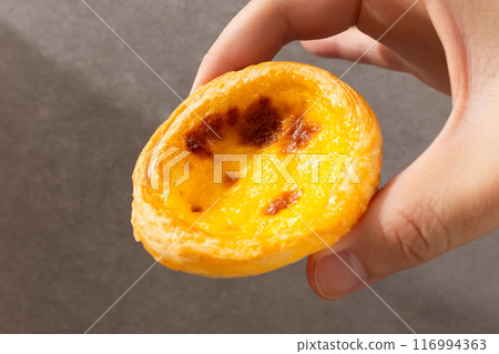 Portuguese style sweet egg tarts 116994363