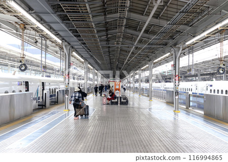 Tokaido-Sanyo Shinkansen: At the Shin-Osaka Station platform 116994865