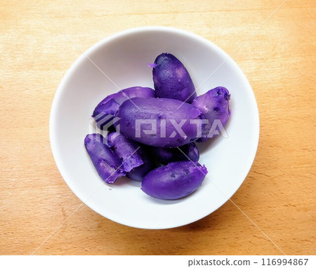 紫色煮熟的影子女王放在白盤上 紫色煮熟的影子女王放在白盤上 116994867