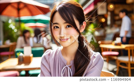 在咖啡館露台約會的年輕女子 在咖啡館露台約會的年輕女子 116994904