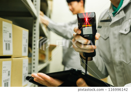 一名男性經理在終端機上管理倉庫進出 一名男性經理在終端機上管理倉庫進出 116996142