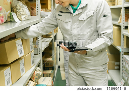 男性工人掃描條碼,不露面 男性工人掃描條碼,不露面 116996146