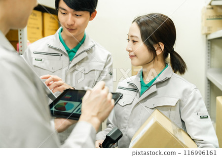 年輕工人討論船期 年輕工人討論船期 116996161