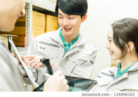 年輕工人討論船期 116996163