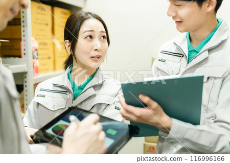 年輕工人討論船期 116996166