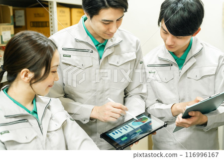 年輕工人討論船期 年輕工人討論船期 116996167