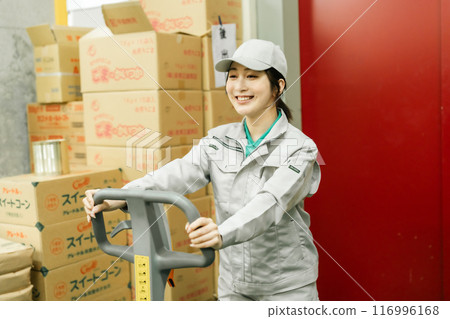 女性庫存經理用千斤頂移動托盤 116996168