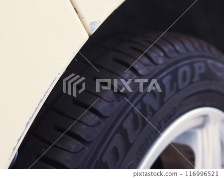 Photos of scratches on the car body and tires included 116996521