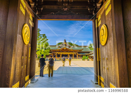 日本寒川城市景觀，相模國一宮寒川神社。從神社大門後面可以看到本殿 = 2020年7月21日 116996588
