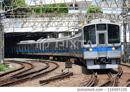 Odakyu 2000 series bound for Isehara Odakyu 2000 series bound for Isehara 116997100