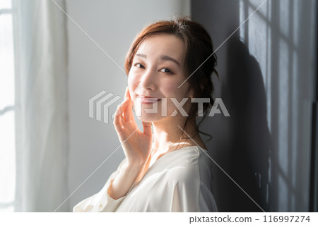 窗邊美女圖片 窗邊美女圖片 116997274