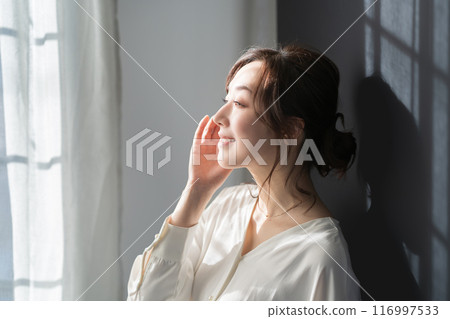 窗邊美女圖片 116997533