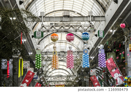 在岩手縣盛岡市笹町拱廊準備當地的七夕裝飾 在岩手縣盛岡市笹町拱廊準備當地的七夕裝飾 116998479