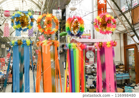 在岩手縣盛岡市笹町拱廊準備當地的七夕裝飾 在岩手縣盛岡市笹町拱廊準備當地的七夕裝飾 116998480