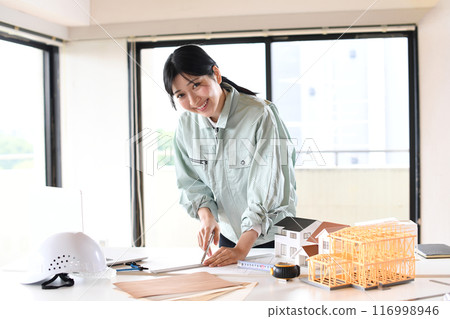 穿著工作服設計建築的亞洲女性 116998946