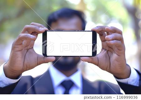 close-up of businessman's hands holding smartphone 116999036