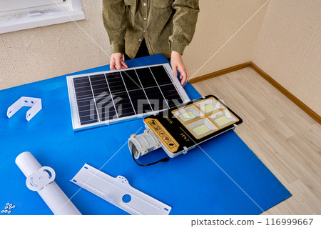 Cordless street lighting mounting set, solar panel, LED light and assembling bracket. 116999667