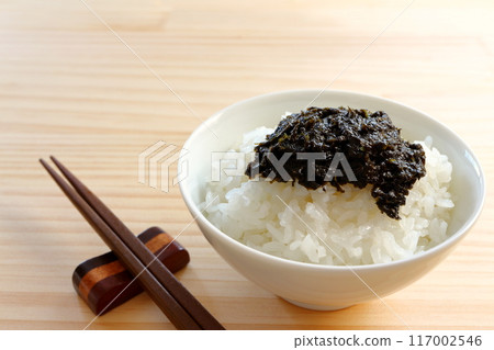Handmade seaweed tsukudani served on rice 117002546