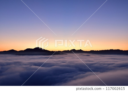 Tanba fog (sea of clouds) in the Sasayama basin seen from the Kuroi Castle ruins 117002615