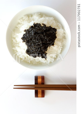 Handmade seaweed tsukudani served on rice 117002781