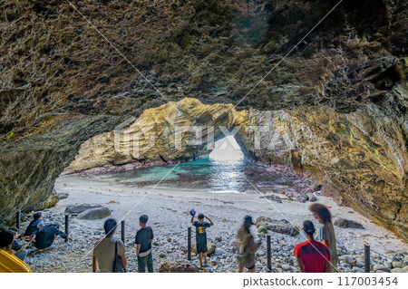 Ryugu Sea Cave: A mysterious cave created by nature. It was formed when Izu and Honshu collided. It is a circular sea cave. You can see the ocean from the edge of the skylight. 117003454
