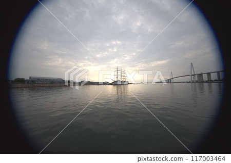 碼頭風景與帆船的剪影 117003464