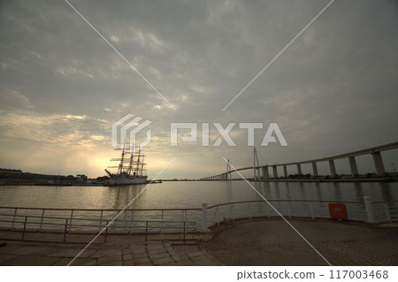 碼頭風景與帆船的剪影 碼頭風景與帆船的剪影 117003468