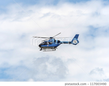 大阪府警察航空隊直升機在盛夏的天空中飛行 117003490