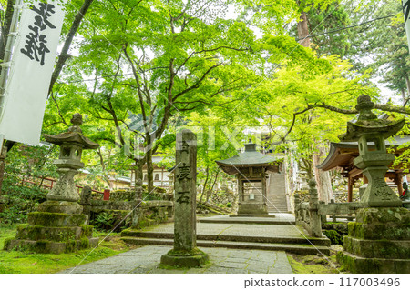 Ibigawa Town, Gifu Prefecture: Hyakudoishi stone on the approach to Kegonji Temple on Mount Yagumi, amidst fresh greenery Ibigawa Town, Gifu Prefecture: Hyakudoishi stone on the approach to Kegonji Temple on Mount Yagumi, amidst fresh greenery 117003496