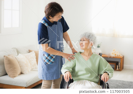 Elderly people and female caregivers 117003505