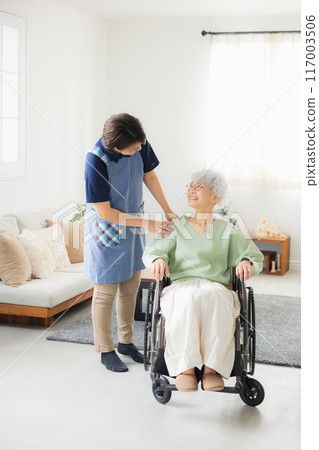 Elderly people and female caregivers 117003506