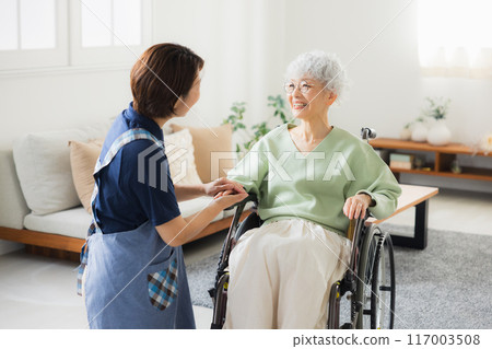 老年人和女性護理人員 117003508