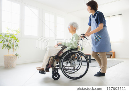 Elderly people and female caregivers 117003511