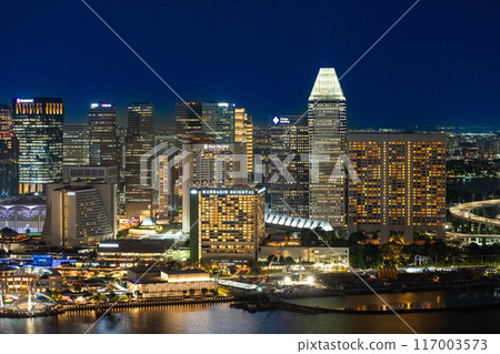 新加坡夜景與濱海灣的建築物 117003573