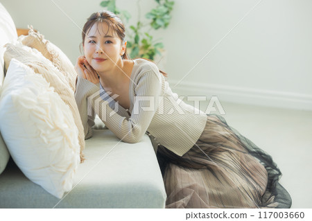 Women relaxing on the sofa 117003660