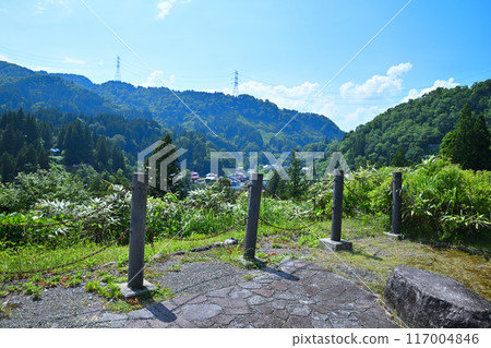 從新潟縣十日町市353號國道眺望清津川沿岸的里山風景 從新潟縣十日町市353號國道眺望清津川沿岸的里山風景 117004846