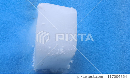 藍色背景上的一塊乾冰 117004864