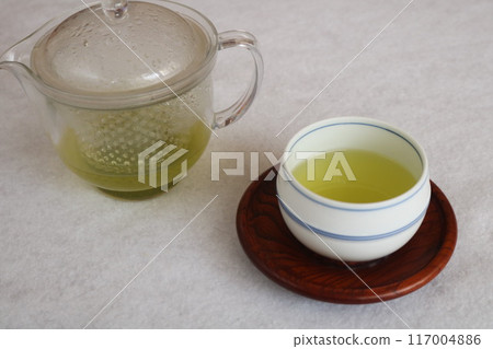 將靜岡縣產的熱綠茶倒入牧之原川根 117004886